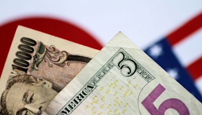 Dollar nurses losses after Fed hints rate cuts on the way; yen firms