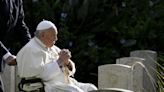 El papa en el cementerio de la Guerra en Roma: "Las guerras son siempre una derrota"
