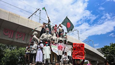 Bangladesh Protesters Prepare to March to Dhaka, Defying Curfew