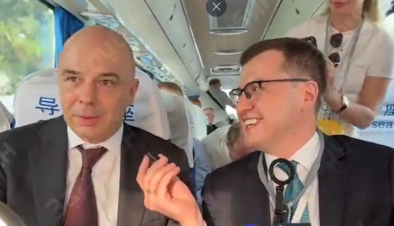 Putin's Finance Minister forced to take the bus during China visit