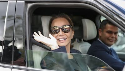 Isabel Preysler es la reina de la elegancia hasta con vaqueros y zapatillas para ir al hospital a ver a su nieto