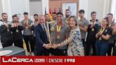 El Balonmano Guadalajara recibe la copa de campeón de liga de manos de la Federación en el Ayuntamiento