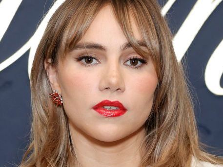 Suki Waterhouse looks stunning during first post-partum red carpet moment