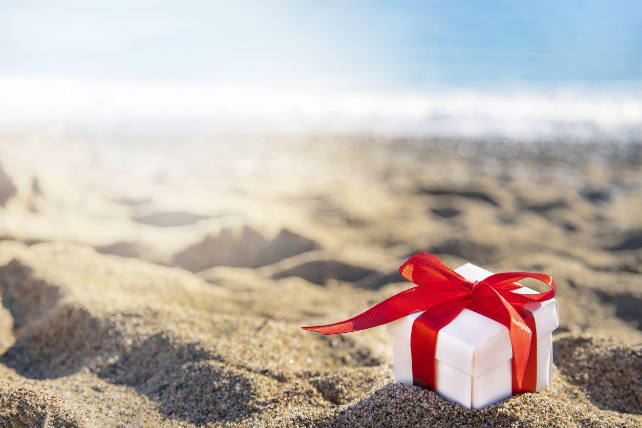 10 Beach-Inspired Gifts That Are Still Perfect Even If Your Giftee Isn't Going to the Beach