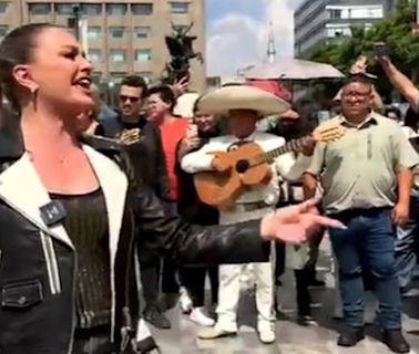 María José sorprendió a chilangos con palomazo en la Alameda de Bellas Artes: “Una travesura”