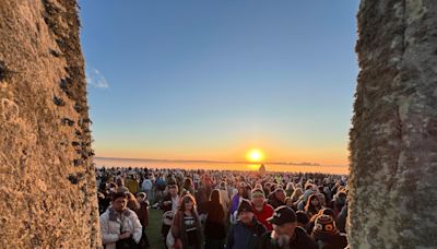 Stonehenge solstice sunrise attracts 15,000 people