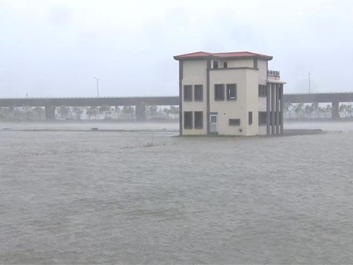 宜蘭風雨交加！ 壯圍村停電淹水、超商招牌砸落