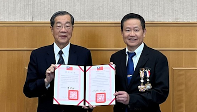 考試院長黃榮村頒發功績獎章 表彰卸任部次長的辛勤付出