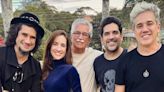 Rogério Flausino posta clique raro com os irmãos e o pai: 'Macacada reunida'