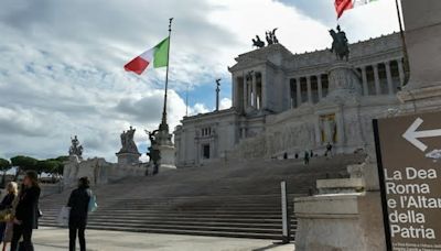 Roma, uomo minaccia di darsi fuoco in piazza Venezia: sul posto la Polizia, zona bloccata