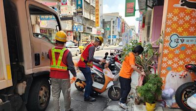 影／逢甲商圈清路霸行人好通行 台中警人行道專案告發141件