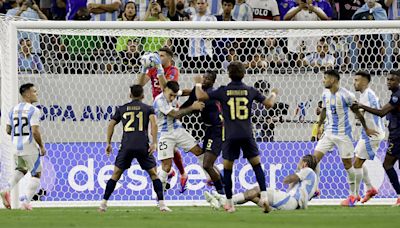 “Dibu” volvió a ser héroe y salvó a la Selección de la eliminación de la Copa América