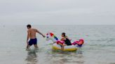 En Florida, los bañistas se sumergen en un mar que parece humear y con una temperatura sin precedentes