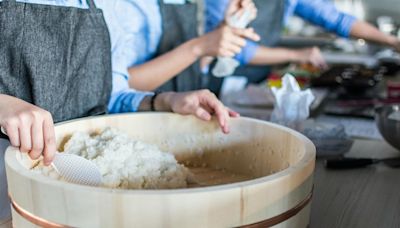 Chef explica la razón por la que no debemos dejar el arroz a temperatura ambiente en climas cálidos, si sobra del almuerzo hay que refrigerarlo