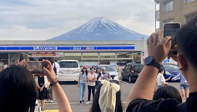 遊客打卡拍富士山擾民 Lawson便利店道歉頒措施應對 | am730