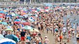 Llenazo en la playa de la Malvarrosa en plena ola de calor