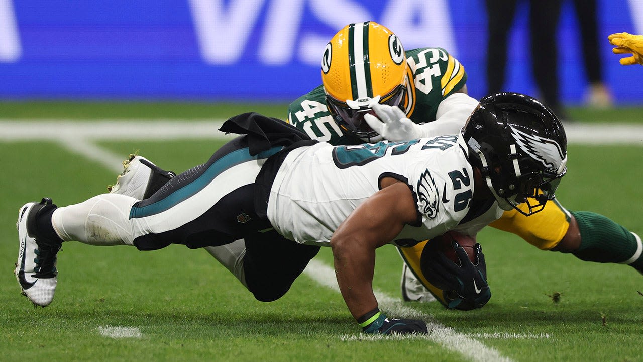 Saquon Barkley slips on first carry in Eagles debut, turns it around for Philadelphia touchdown in Brazil