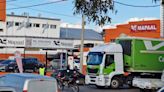 Qué pasa detrás de los molestos cortes para que una empresa pueda mover sus camiones en Neuquén capital - Diario Río Negro