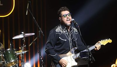 Rodrigo Suricato, do Barão Vermelho, faz show com o Clube Big Beatles em Vitória