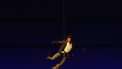 Tom Cruise rappelled down from the Stade de France. Watch him at Olympic closing ceremony