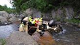 Los bomberos rescatan tres cadáveres en el río tras caer su coche por un barranco