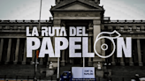 "Qué tal papelón": Paracas pasea papel higiénico gigante frente al Congreso y al Poder Judicial