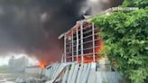 塑膠工廠清晨爆炸起火 附近住家窗戶遭震碎