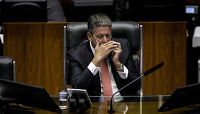 Em manobra para salvar Bolsonaro, Lira pauta projeto de petista para anular delações