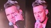El mal momento de Robbie Williams: el cantante lloró en el escenario al hablar de sus adicciones y depresión