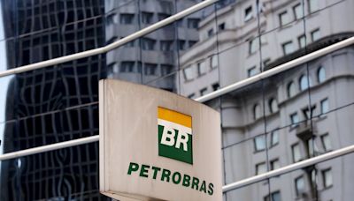 Ibovespa fecha em alta com ajuda de Petrobras Por Reuters