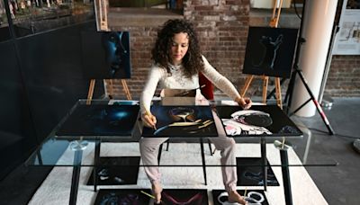 El reto de una artista que utiliza sus manos y pies para pintar diez cuadros simultáneamente