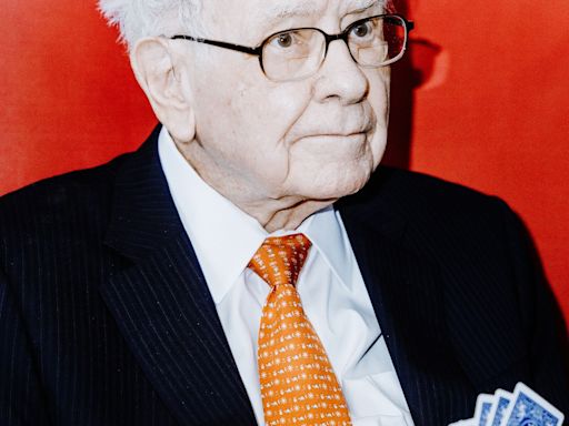 Buffett Praised Apple After Trimming It, Drops Paramount Stake