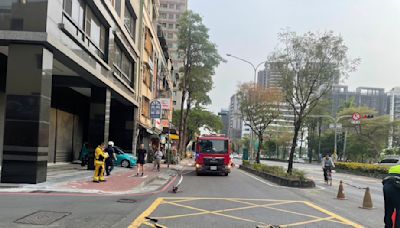 高雄柏油路面炸裂掀起 疑這原因肇禍警封鎖禁人車通行