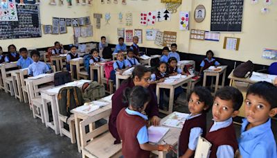 Writers, educationists urge government to withdraw decision to open 3,000 English medium schools in Karnataka