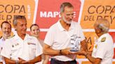 Felipe VI recoge con orgullo su trofeo de subcampeón en la Copa del Rey MAPFRE de Vela