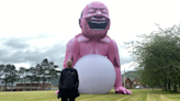 Un hombre rosa gigante causa revuelo en un pequeño pueblo de Gales. ¿Qué significa?