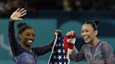 Biles se sienta a la mesa de Latynina y Caslavska