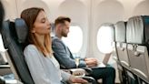 女客機上用「這舒服睡姿」 專家批愚蠢：雙腿恐骨折 - 國際