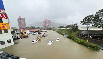 貓羅溪暴漲 堤防旁50多部車泡水