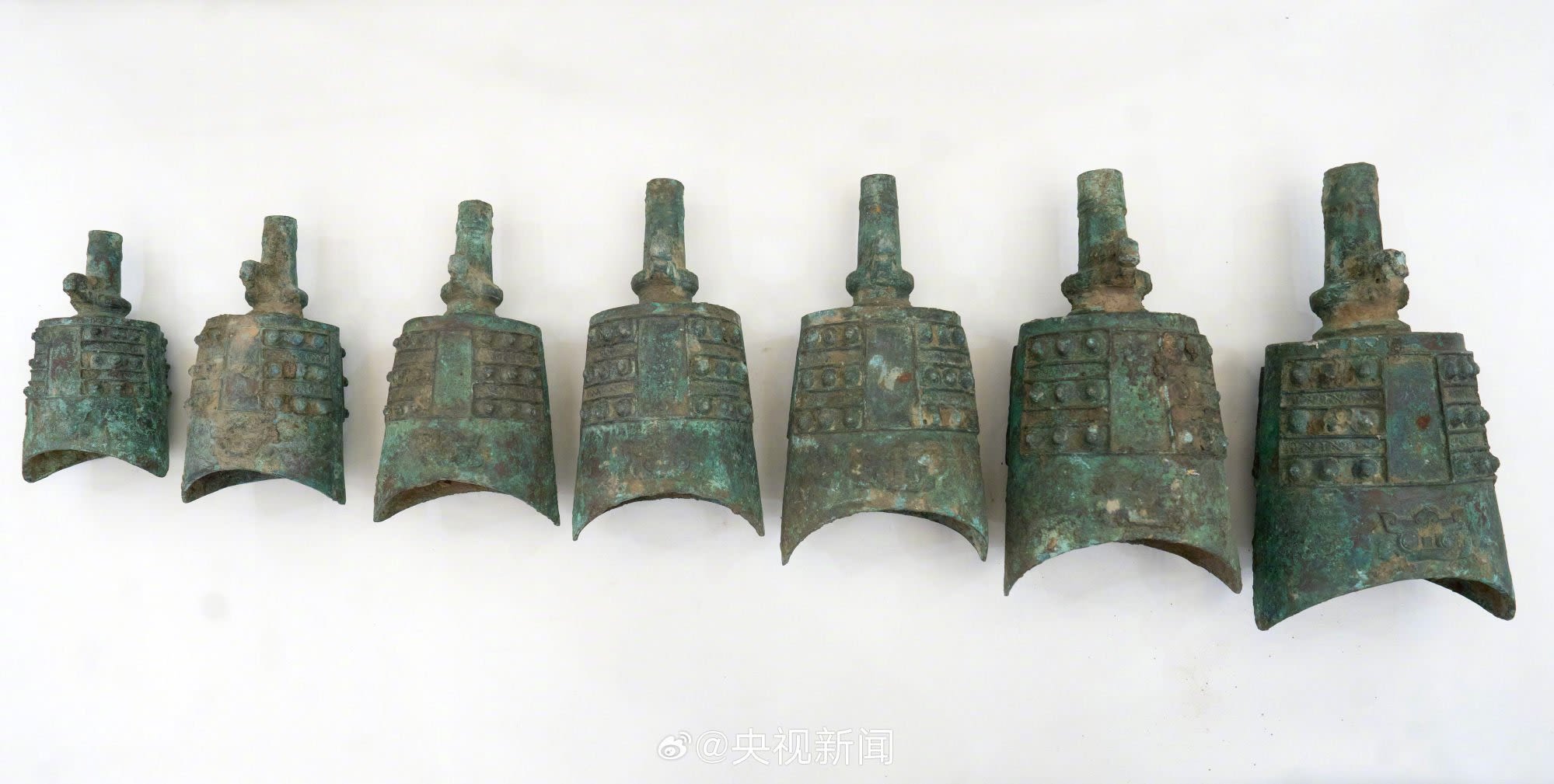 Ancient bronze bells, Han dynasty frog among 14 cultural relics returned to China