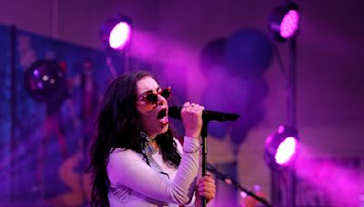 Charli XCX llama 'brat' a Kamala Harris, pero es un cumplido