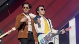 Los Jonas Brothers reciben su estrella de Hollywood y lanzarán disco en mayo