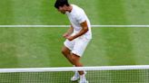 “Ridículo”: el increíble punto de Carlos Alcaraz tras caerse al césped en el triunfo ante Ugo Humbert en Wimbledon