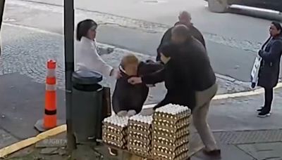 “La vieja rompehuevos”: Atacó a un vendedor ambulante y el video se hizo viral