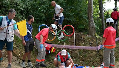 Juegos Olímpicos París 2024: una ciclista sufrió un fuerte golpe en plena competencia y quedó inconsciente