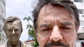 Eugenio Derbez conoce su estatua acapulqueña y pide a la gente ayudar al puerto guerrerense