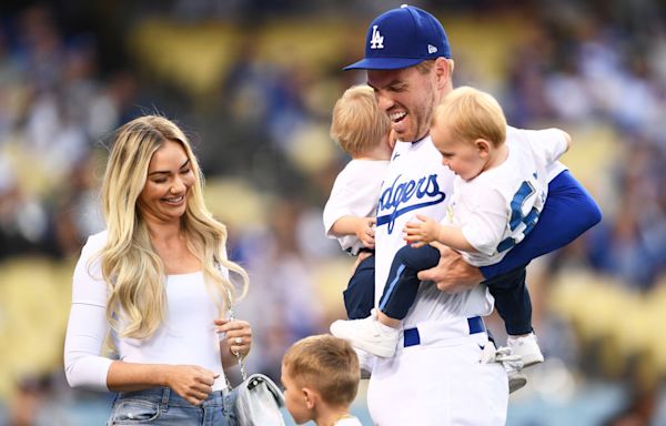 Freddie Freeman leaves Dodgers to be with ailing son