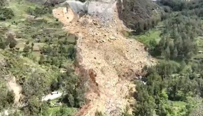 VÍDEO | Deslizamento de terra soterra mais de 2 mil pessoas