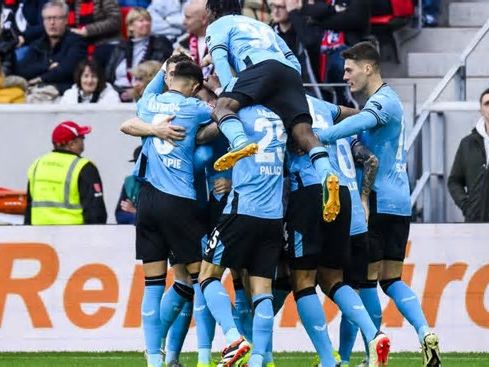 Leverkusen supera al Freiburg y mantiene su ventaja de 10 puntos en el liderato de la Bundesliga