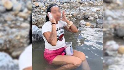 Mujer se baña en el río Santa Catarina, en Nuevo León, pues después del diluvio, aún falta el agua